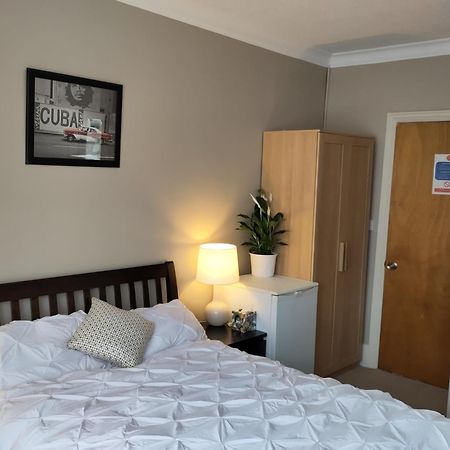 Amherst Guesthouse Reading Bagian luar foto