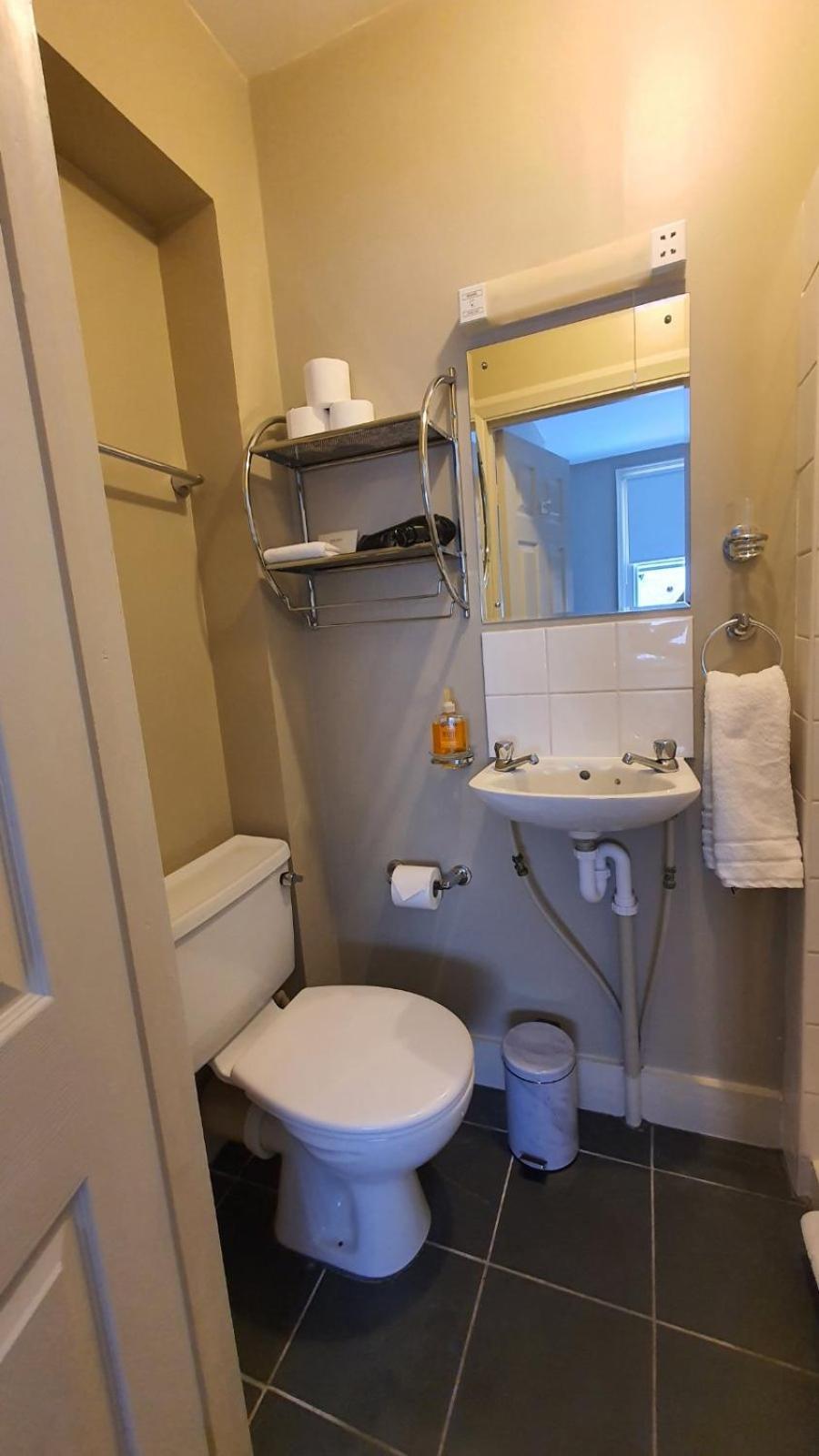 Amherst Guesthouse Reading Bagian luar foto