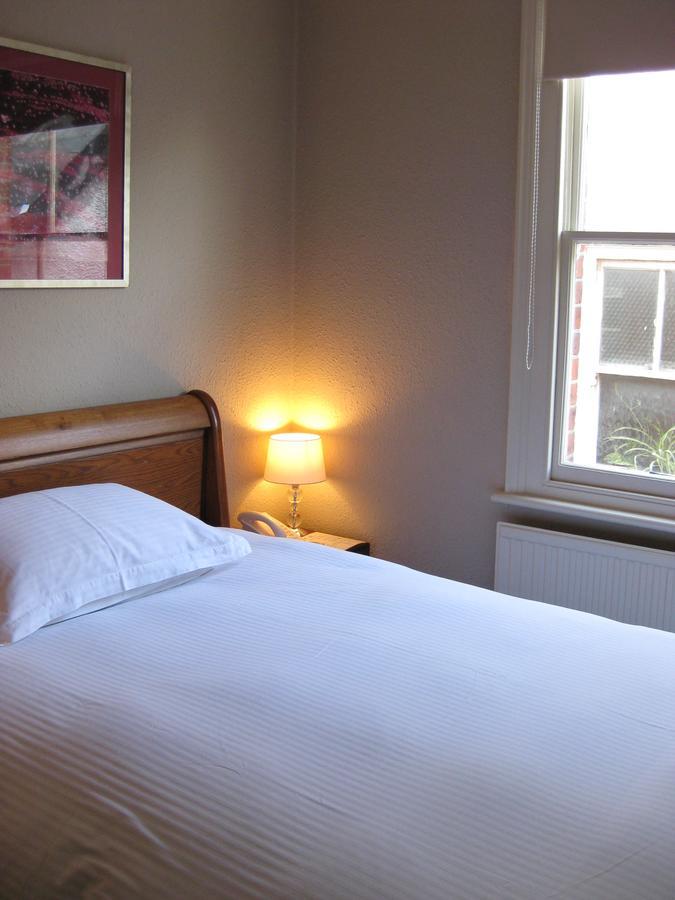 Amherst Guesthouse Reading Bagian luar foto